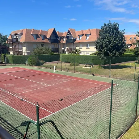 Piscinetennisparking * Deauville