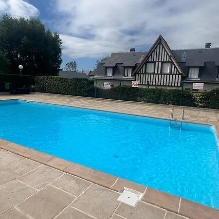 Piscinetennisparking * Deauville